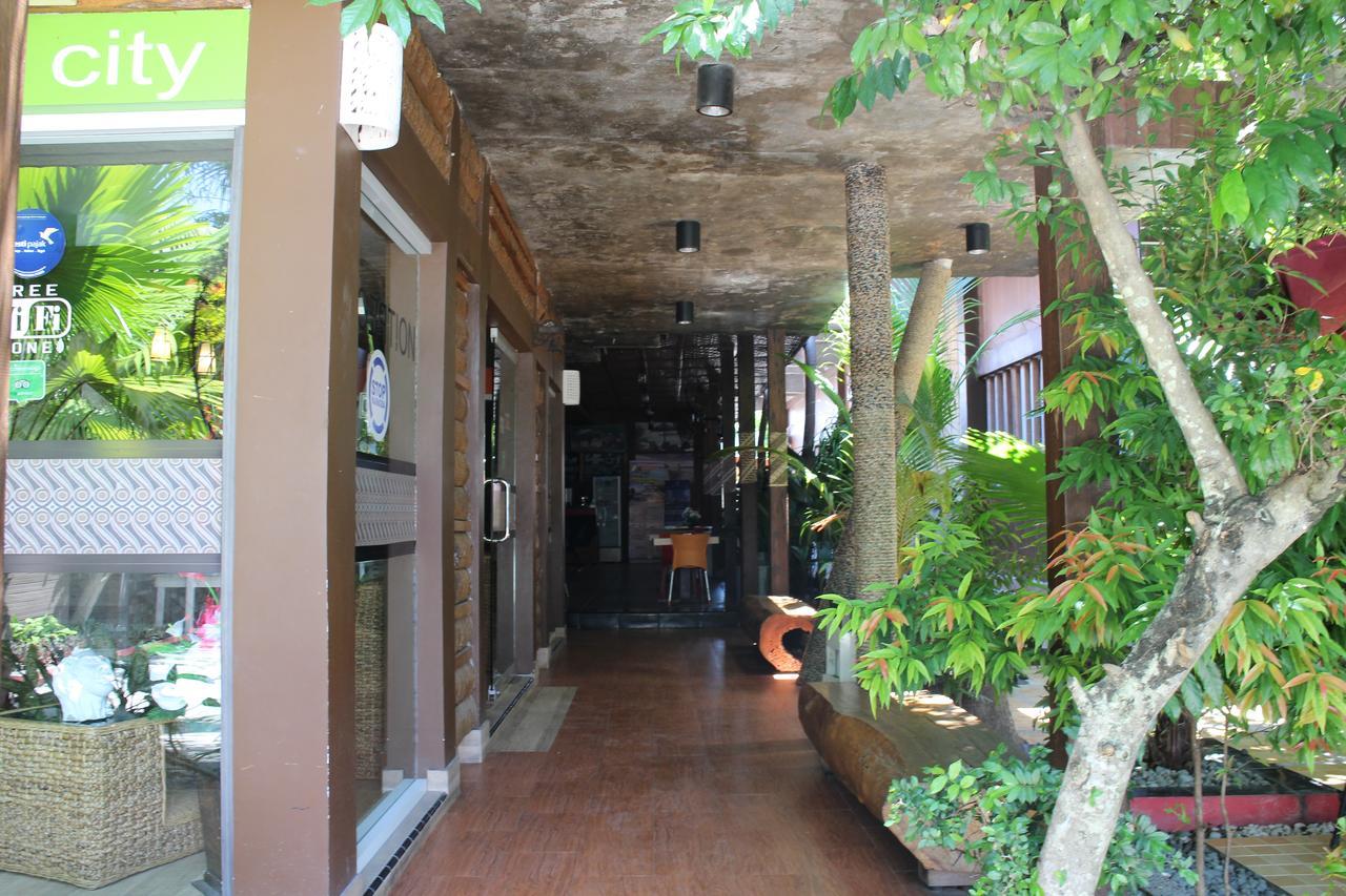 Lawaka Hotel Ampana Buitenkant foto