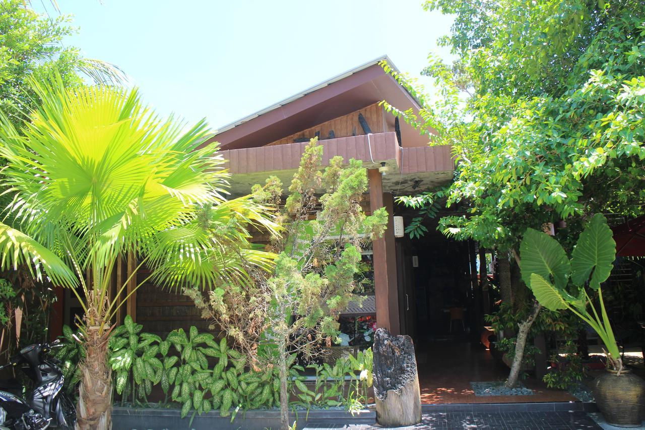 Lawaka Hotel Ampana Buitenkant foto