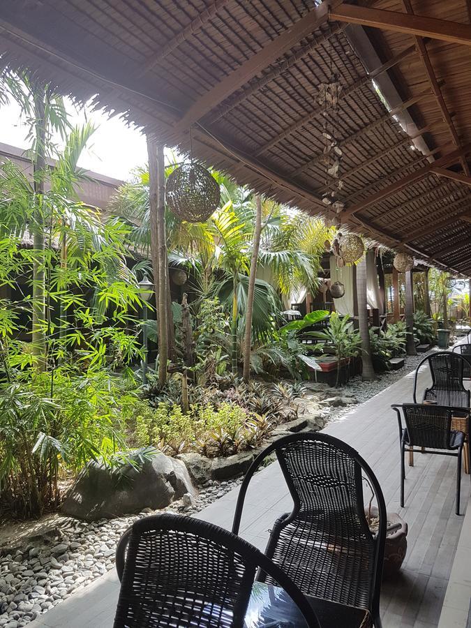 Lawaka Hotel Ampana Buitenkant foto